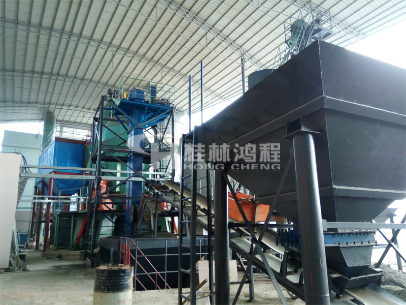 膨脹石墨生產(chǎn)設(shè)備，石墨磨粉機(jī)，立式磨粉機(jī)，立磨，磨粉機(jī)械，桂林鴻程