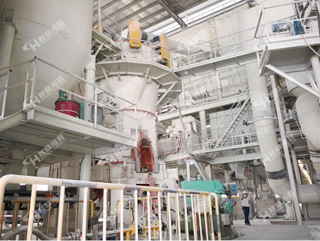 陶瓷土超細(xì)磨粉機(jī)，超細(xì)立式磨粉機(jī)，超細(xì)立磨，磨粉機(jī)價(jià)格，客戶現(xiàn)場(chǎng)