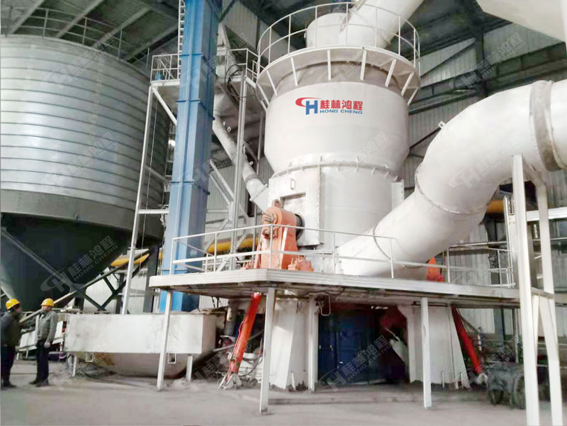 石油焦立磨，石油焦磨粉機(jī)，立式磨粉機(jī)，立磨，磨粉機(jī)廠家，磨粉機(jī)價格，客戶現(xiàn)場