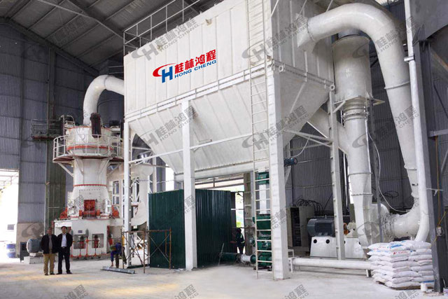 新疆稀土礦，稀土磨粉機，超細磨粉機，超細立磨，超細立式磨粉機，磨粉機廠家，客戶現(xiàn)場