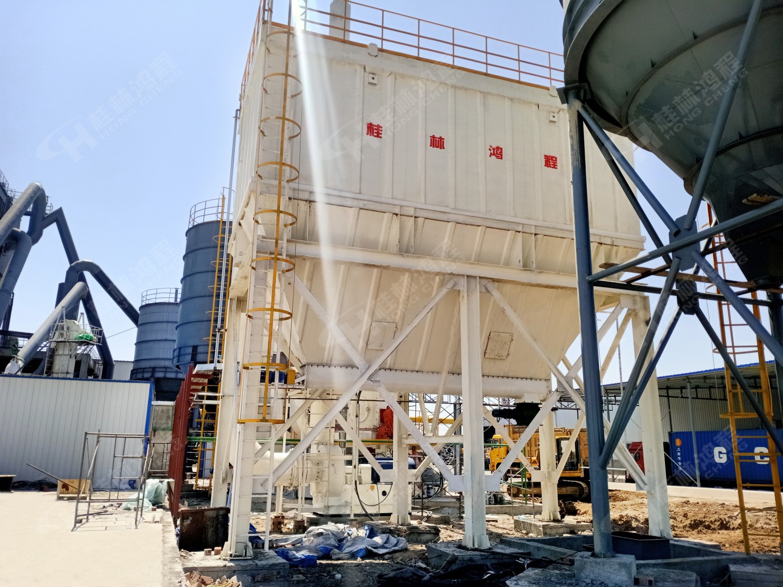 磨粉機廠家桂林鴻程，1250目礦用煤矸石粉磨機，超細(xì)磨粉機，立式磨粉機案例分析