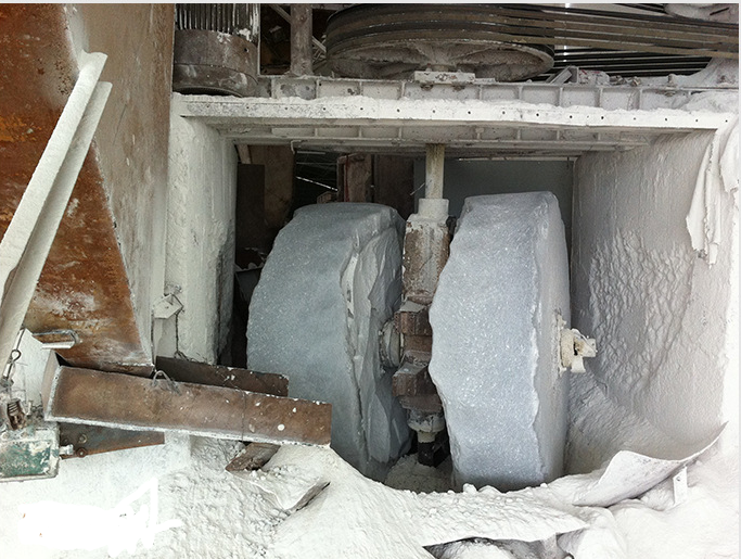 傳統(tǒng)某透輝石粉的車間 傳統(tǒng)某透輝石粉的車間